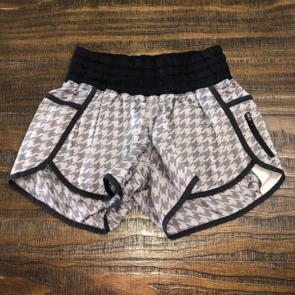 Lululemon Size 4 Tracker Short II 2-way Stretch Giant Houndstooth Jacquard Black